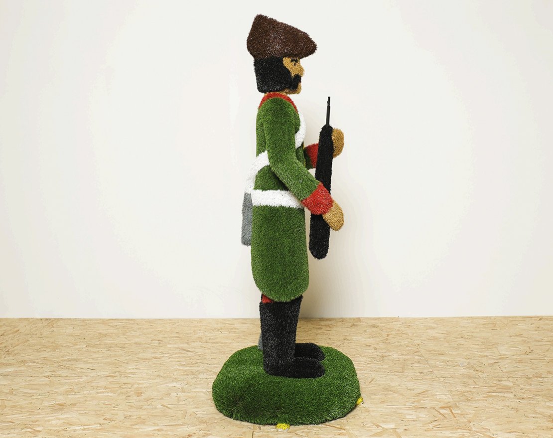 Топиари Гусар Ярополк, с ружьем - газон Eco - вид 4